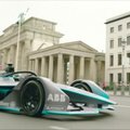 Rosbergas Berlyno gatvėmis važinėjosi įspūdingu „Formula E“ naujuoju automobiliu
