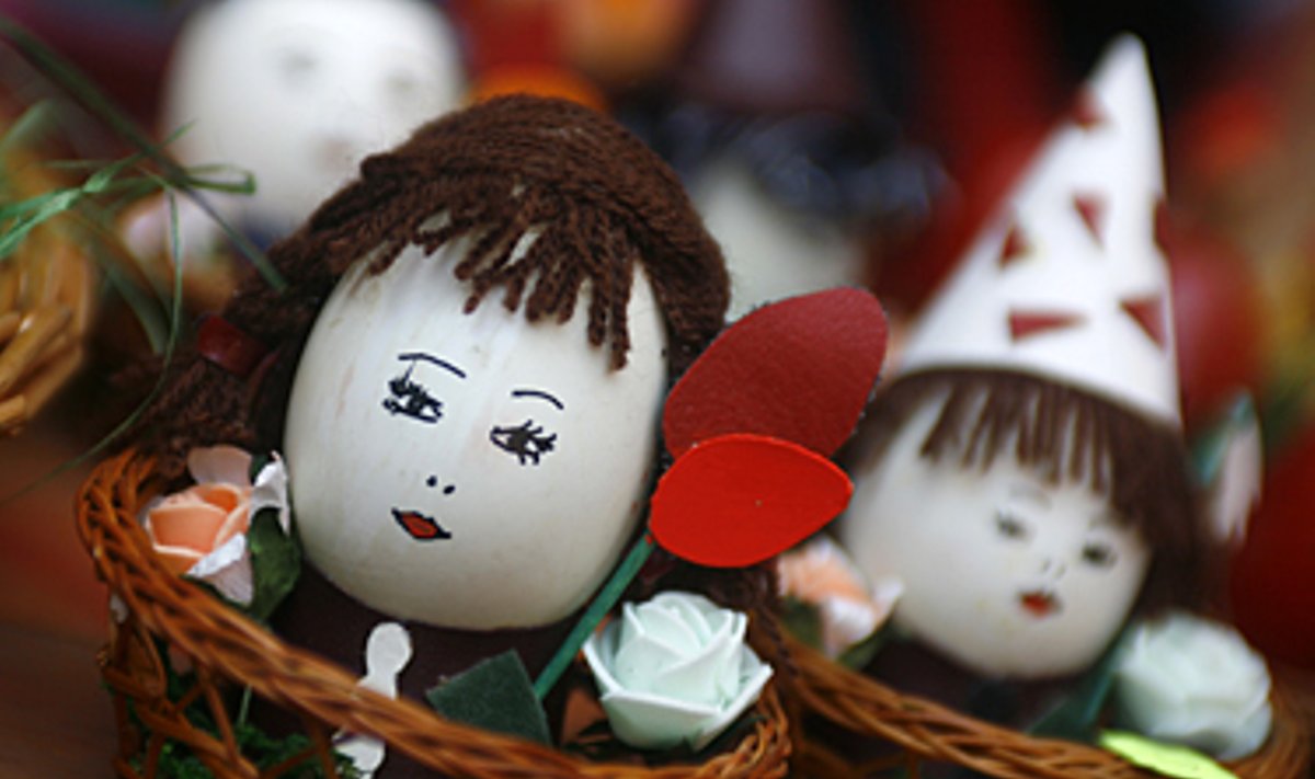 Verbų Sekmadienį Bukarešte vykstančioje mugėje parduodami dekoruoti kiaušiniai.