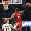 NBA: L. Jamesas pelnė pusšimtį taškų ir paskandino „Nets“ ekipą, „Spurs“ suklupo Portlande