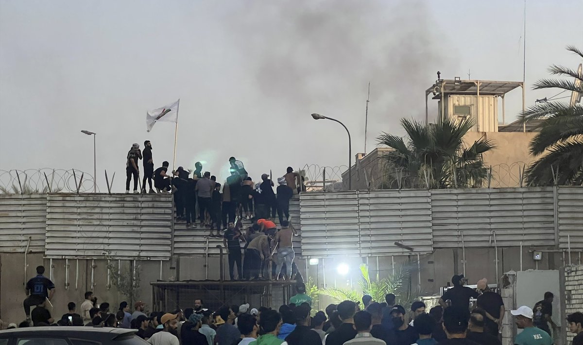 Protestuotojai padegė Švedijos ambasadą Bagdade