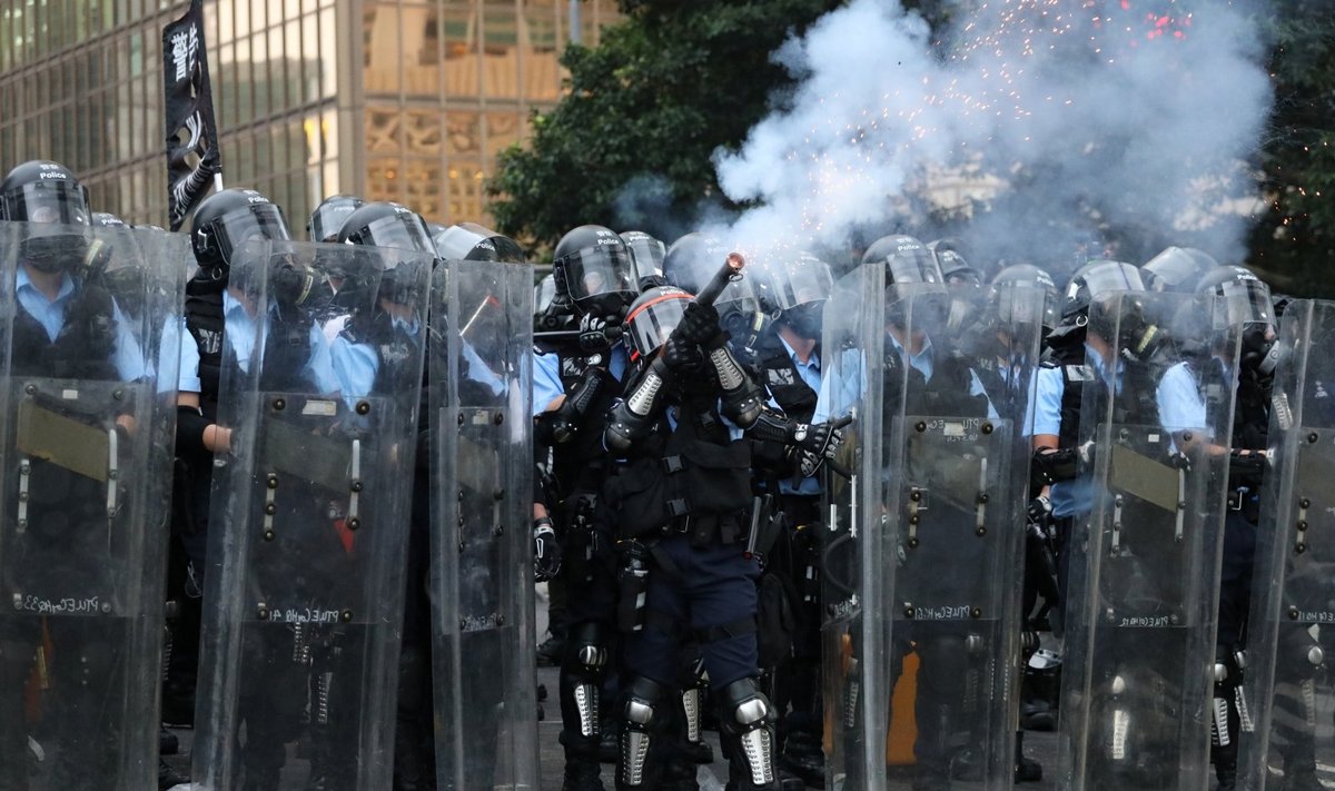 Honkonge protestuotojai susirėmė su policija