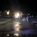 Nufilmuota: pareigūnai iš degančio automobilio traukia vairuotoją