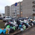 Vilniečiai toliau niršta dėl neišvežamų atliekų: šiukšlių maišai tiesiog skraido po kiemus