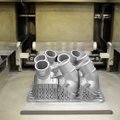 „Mercedes“ trimačiu spausdintuvu atspausdino pirmąją metalinę detalę