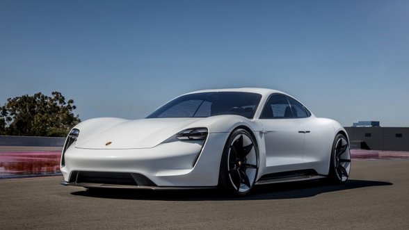 „Porsche“ sklaido šešėlius: išdavė daugiau detalių apie būsimą „Tesla Model S“ konkurentą