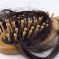 7 netikėtos priežastys, dėl kurių slenka plaukai
