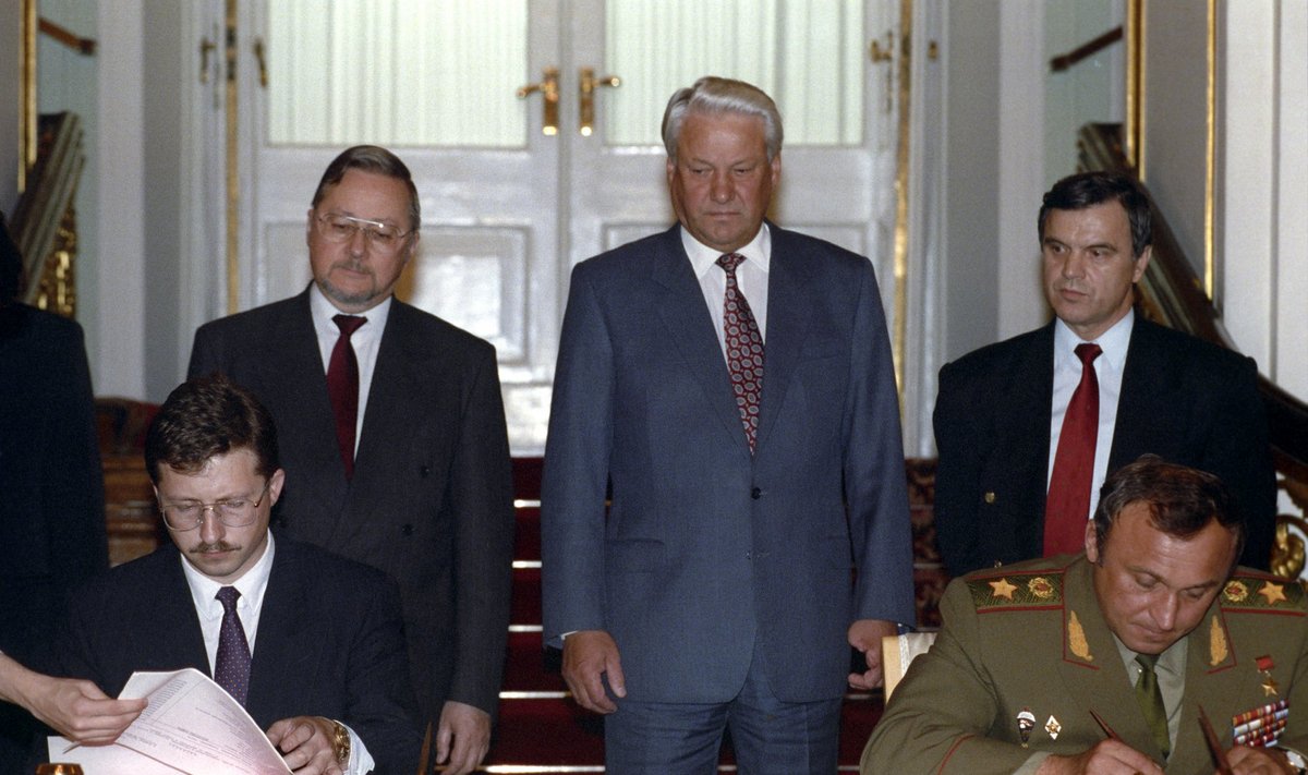 Audrius Butkevičius ir Pavelas Gračiovas, už jų - Vytautas Landsbergis ir Borisas Jelcinas