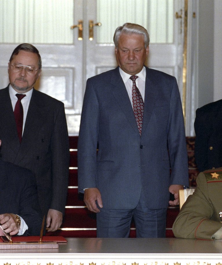 Audrius Butkevičius ir Pavelas Gračiovas, už jų - Vytautas Landsbergis ir Borisas Jelcinas