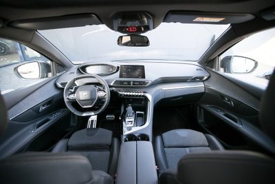 Drąsus ir modernus interjeras – skiriamasis naujųjų „Peugeot“ SUV modelių bruožas