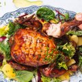 Grilyje keptas viščiukas su pikantišku marinatu ir vasariškomis salotomis – niekas negalės atsispirti