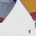Kinijoje akrobatas neišsilaikė ant tarp dviejų oro balionų nutiesto lyno