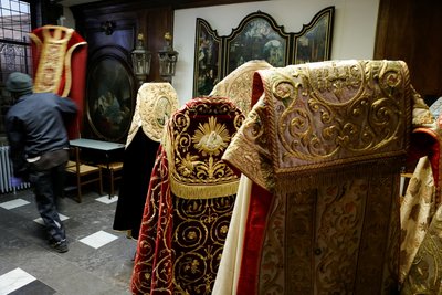 Belgijos katedroje surengtame madų šou modeliai vilkėjo kunigų sutanas