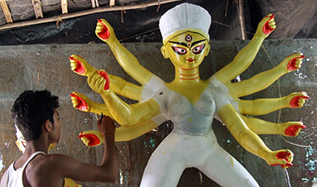 Skulptorius dekoruoja indų deivės  Durgos skulptūrą. 