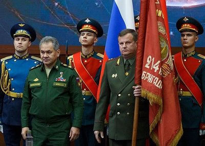 A. Ravkovas (laiko vėliavą) su Rusijos gynybos ministru S. Šoigu