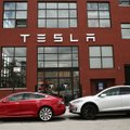 „Tesla“ pasiūlė automobilį iš stovėjimo aikštelės „pasikviesti“ telefonu – ir pasipylė avarijos