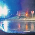 Neapšviesta žiedinė sankryža Plungės rajone piktina vairuotojus: 10 ava­ri­jų per tris mė­ne­sius yra kažkas ne­nor­ma­laus