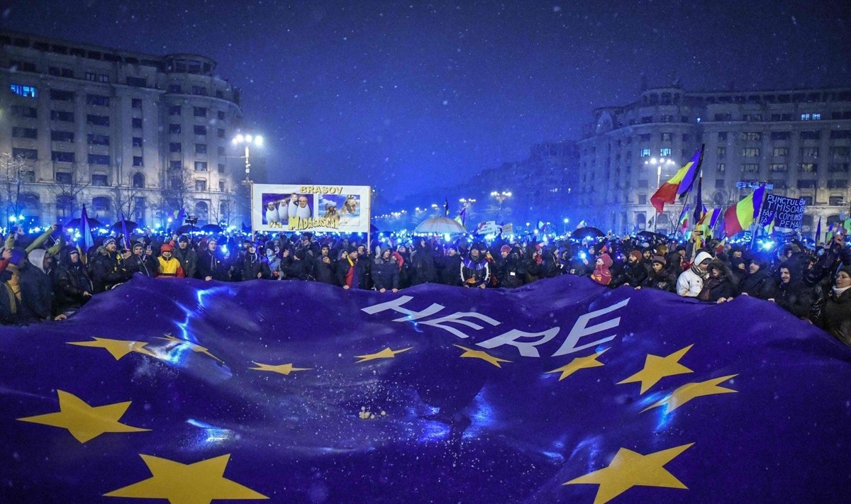 Protestuotojai laiko ES vėliavą Bukarešte