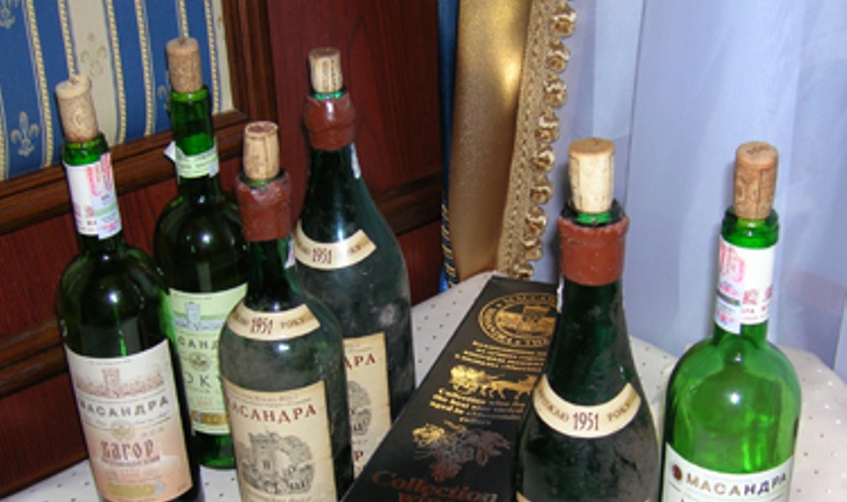 Kolekcinis ukrainietiškas vynas, kurio paragauti buvo pasiūlyta G.Kirkilui