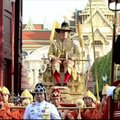 Naujai karūnuotas Tailando karalius buvo nešamas per įspūdingą procesiją