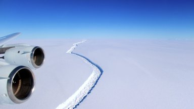 Iš kosmoso užfiksuoti dramatiški procesai Vakarų Antarktidoje: po beveik 40 metų vandenyno link pajudėjo didžiausias pasaulyje ledkalnis