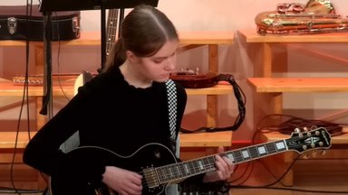 Šešiolikmetės klaipėdietės gitara atliekamas kūrinys tapo „Youtube“ sensacija: užsieniečiai negaili pagyrų