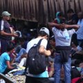 Tūkstančiai migrantų Makedonijoje bando įsėsti į traukinį