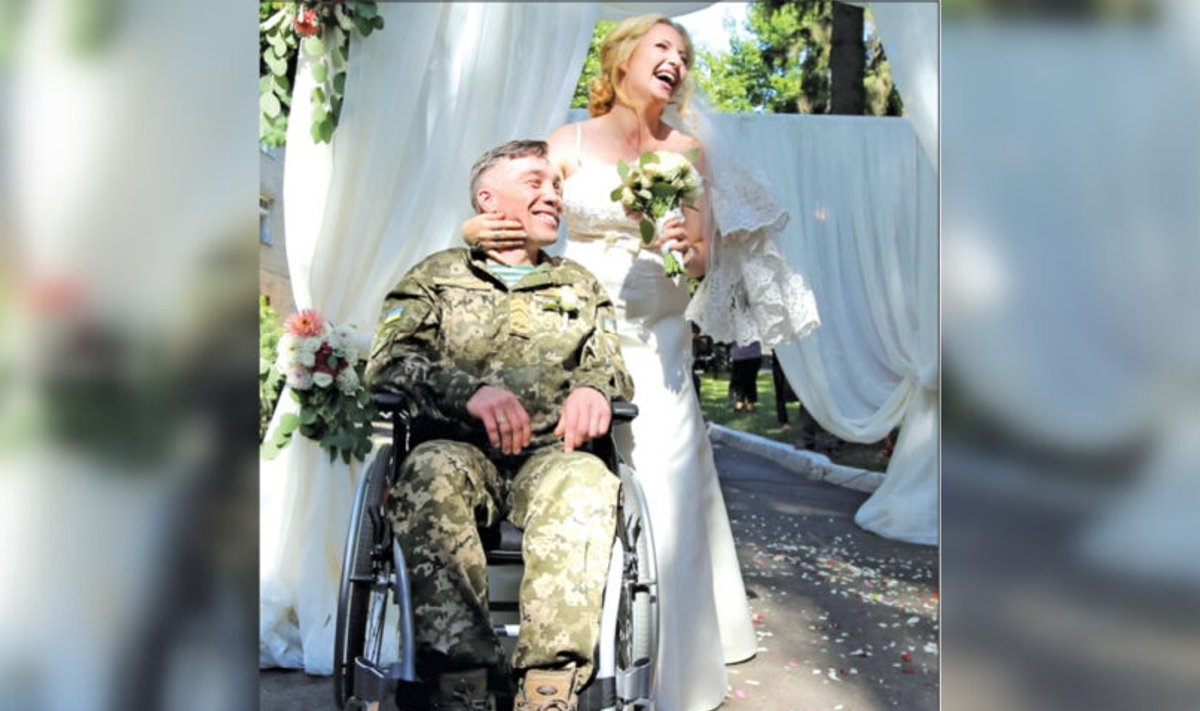 Vestuvių nuotraukos, kuriose jaunoji meiliai žiūri į neįgaliojo vežimėlyje sėdintį sutuoktinį, apskriejo visą Ukrainą ir pasklido po pasaulį (asmeninio archyvo nuotr.)