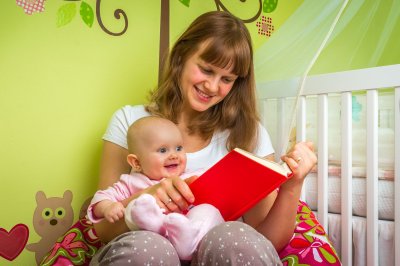 Kūdikiui mama skaito knygą
