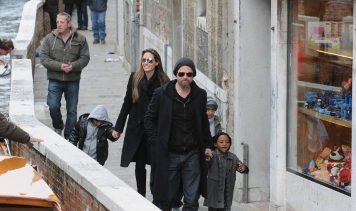 Angelina Jolie ir Bradas Pittas su šeima