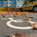 Pabodo „nelegalai“ neįgaliųjų stovėjimo vietose: tokius siūlo pažaboti baudomis iki 180 eurų