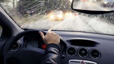 9 esminiai dalykai, kuriuos turite žinodami prieš sėsdami prie vairo per lietų