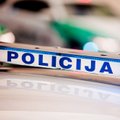 Policininkai liko šokiruoti – Kaune centre esančio komisariato teritorijoje rasti apgadinti du tarnybiniai automobiliai