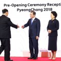 Susitikę abiejų Korėjų valstybių vadovai paspaudė vienas kitam ranką