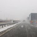 Kelininkai: eismo sąlygas sunkina šlapios dangos, sniegas ir kai kur – rūkas