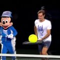Teniso žvaigždė R. Federeris suvienijo jėgas su Peliuku Mikiu