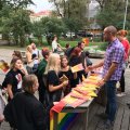 В центре Вильнюса раздали 500 радужных флагов