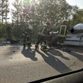 Didelė avarija kelyje Kaunas-Klaipėda: gelbėtojai vadavo sumaitotame automobilyje prispaustą vyrą