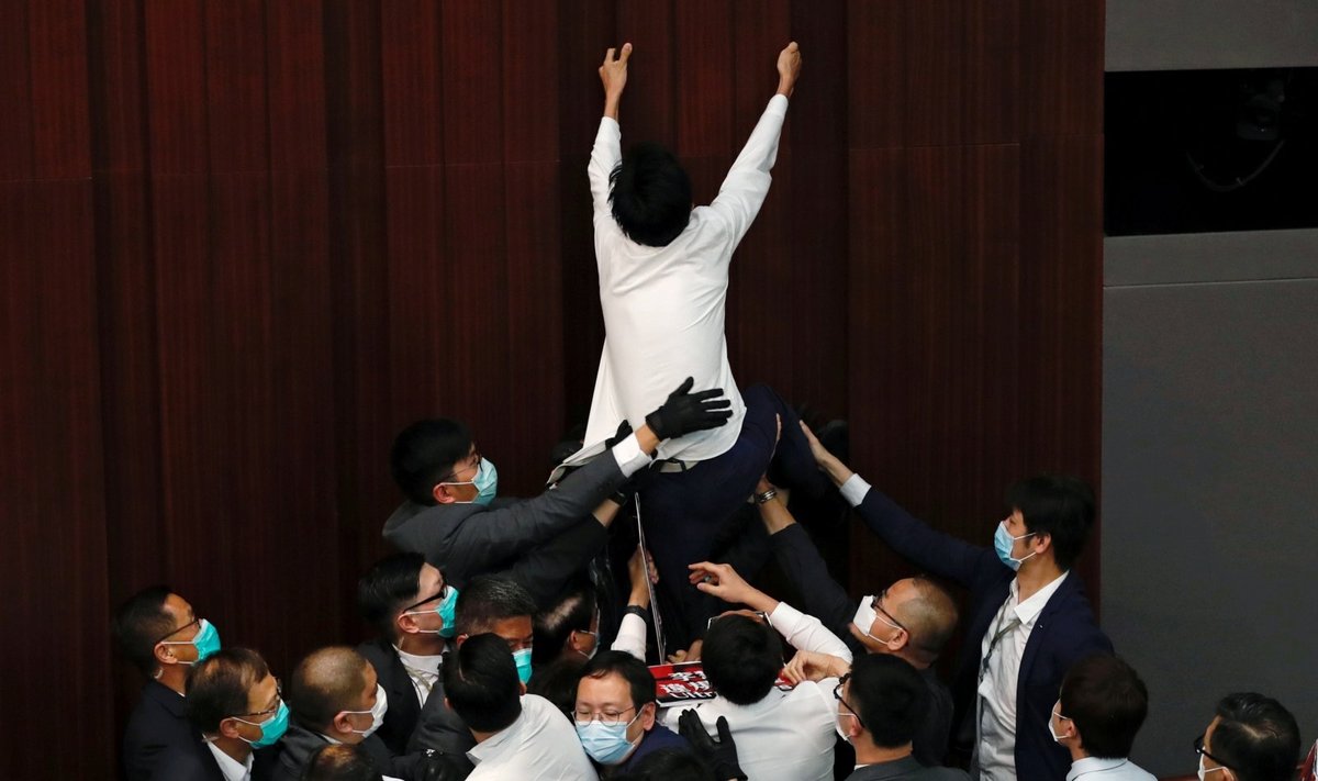 Honkongo parlamente susirėmė priešingoms stovykloms priklausantys deputatai