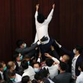 Paralyžiuotame Honkongo parlamente susirėmė priešingoms stovykloms priklausantys deputatai