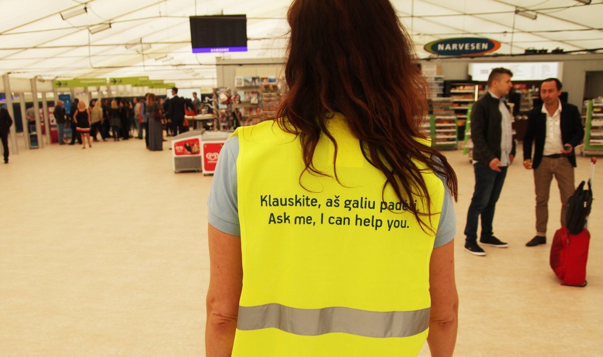 A volunteer at the Kaunas Airport