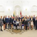 Prezidentūroje apdovanoti Konstitucijos egzamino nugalėtojai