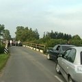 Kelmės rajone du automobiliai „nepasidalino“ tilto