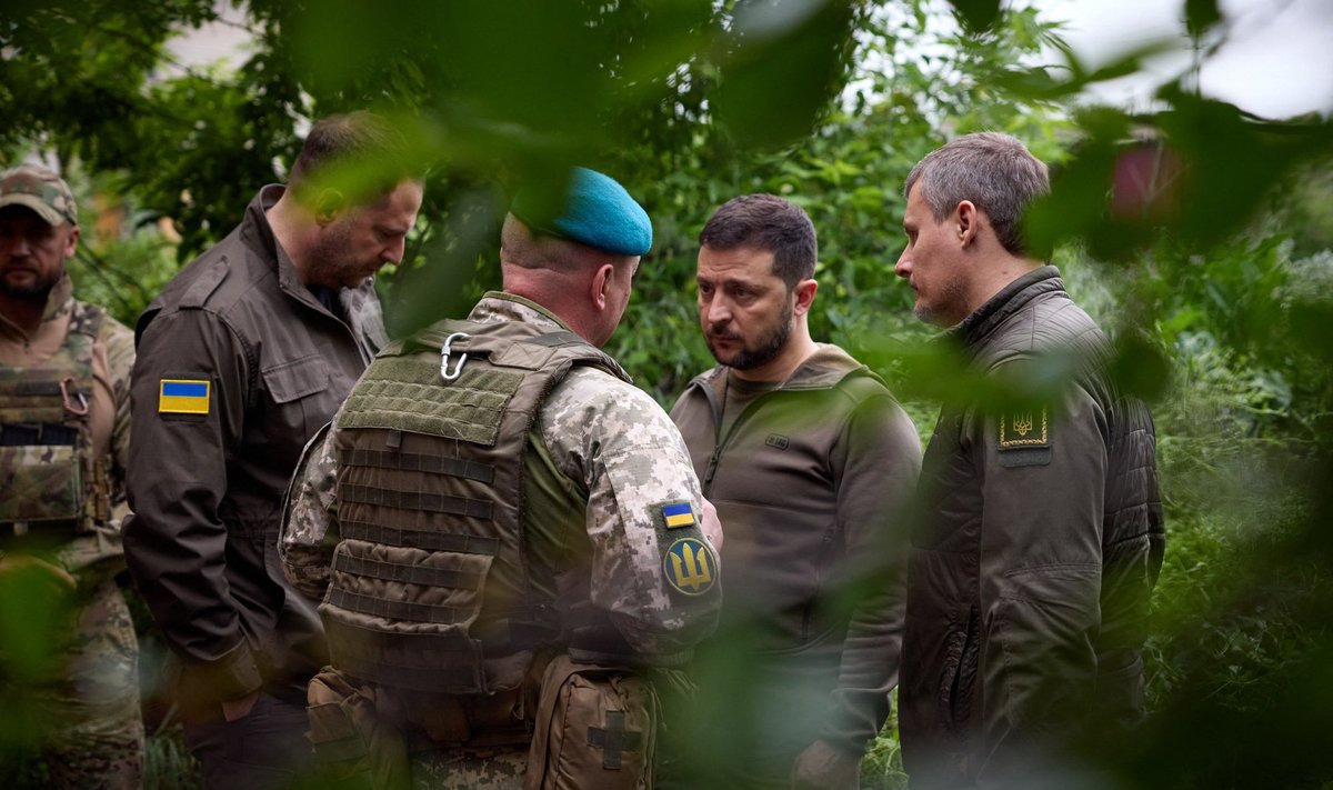 Volodymyras Zelenskis lankosi fronto linijoje Donecke