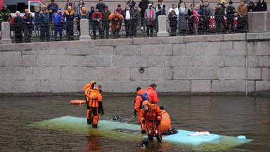 В Петербурге в реку упал пассажирский автобус