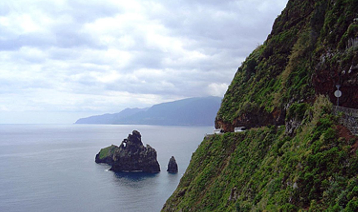 Madeira. Siaurais vingiuotais kalnų keliais važiuoja ir dideli turistų autobusai.