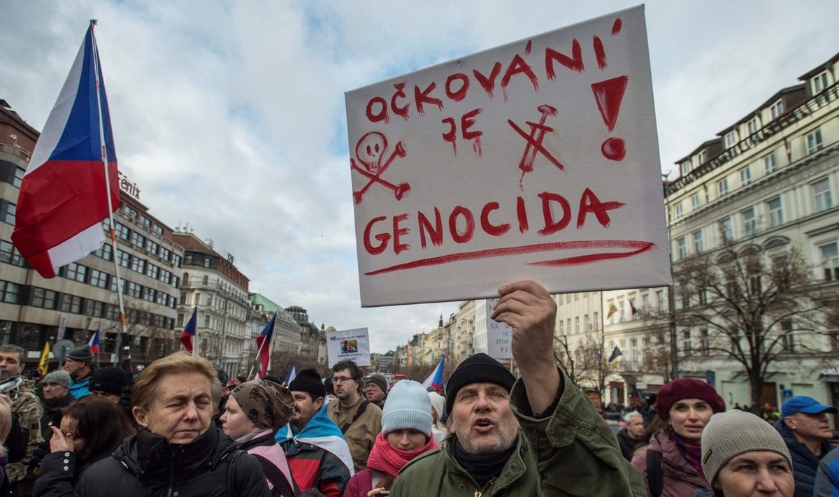 Tūkstančiai žmonių Čekijoje protestavo prieš privalomus COVID skiepus