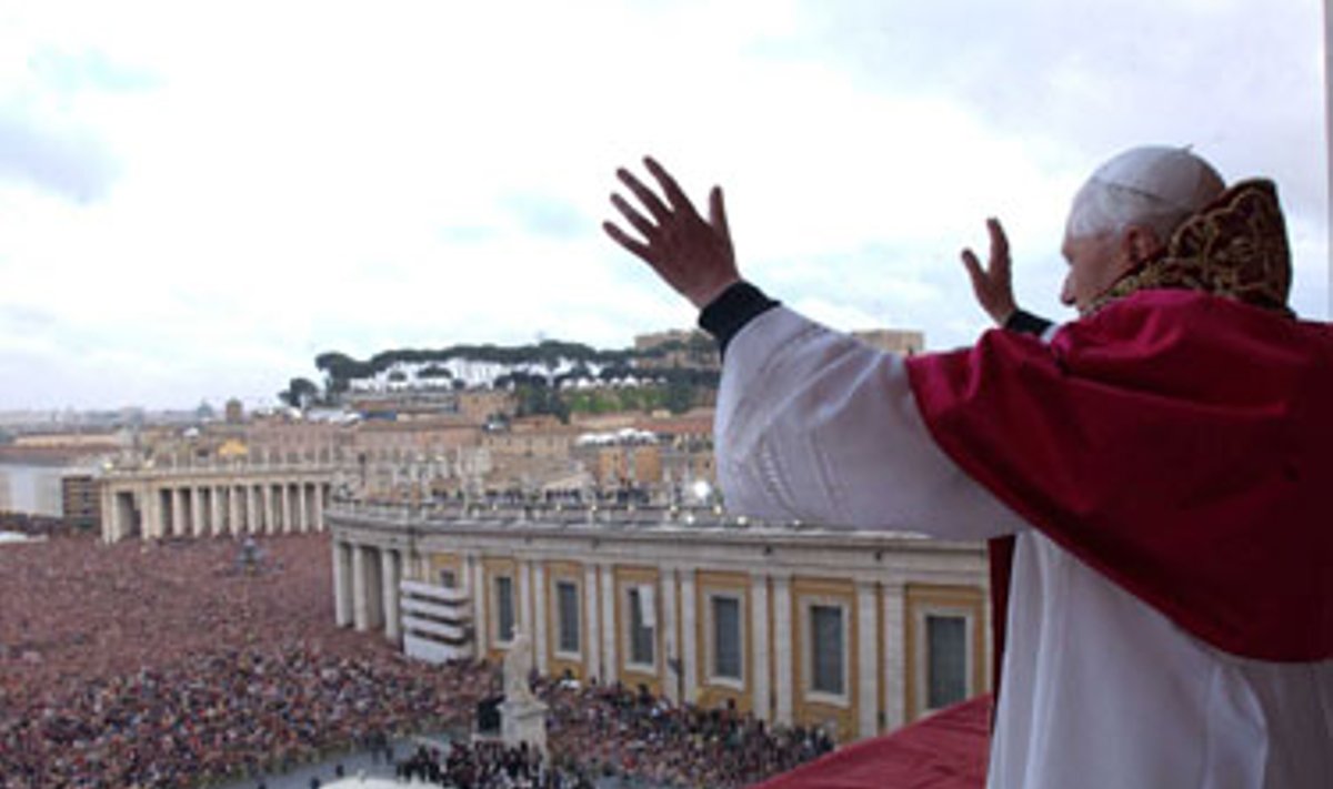 Naujai išrinktas popiežius Benedict XVI sveikinasi su jį pamatyti susirinkusia minia Šv, Petro aikštėje Vatikane. 