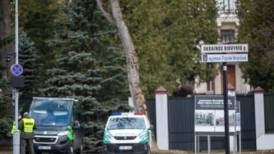 Sulaikytas įtariamasis, į Rusijos ambasadą mėtęs butelius su degiu skysčiu