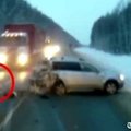 Nufilmuota, kaip Rusijoje per stebuklą po akistatos su sunkvežimiu liko gyva vienerių metų mergaitė