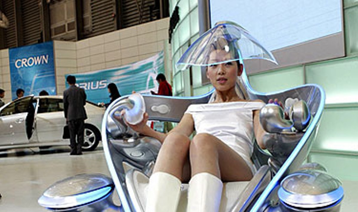 Mergina sėdi koncepciniame "Toyota" modelyje automobilių parodoje Šanchajuje.